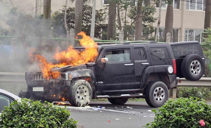 Hummer boc chay ngun ngut tren cao toc hinh anh