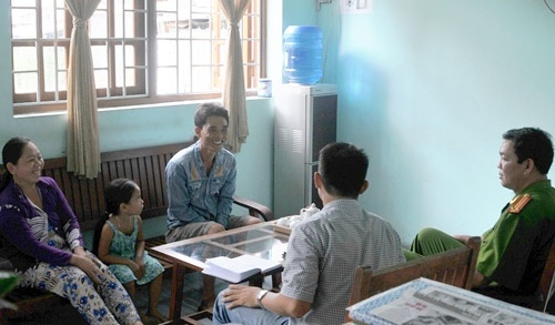 Khi được các điều tra viên phân tích, hạnh phúc đã trở lại với gia đình anh Nhứt.