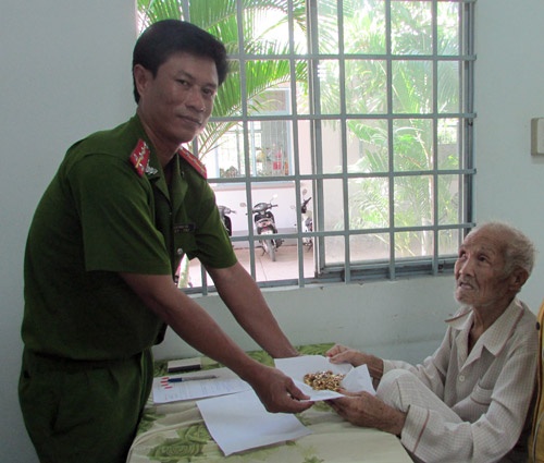Công an huyện Tam Nông trao trả số vàng mà ông lão ăn xin bị cướp.