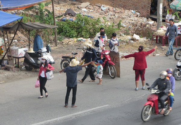 Giu 11 co moi cheo keo khach di chua Huong hinh anh