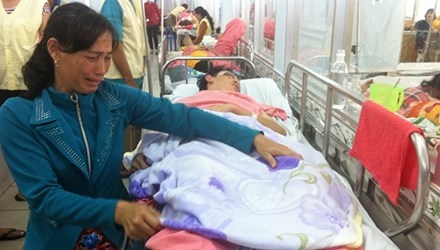 Bi danh hon me khi di choi Tet hinh anh