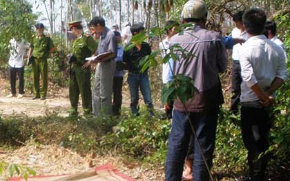 Cơ quan chức năng đang khám nghiệm hiện trường vụ giết người, đốt xác ở rừng tràm