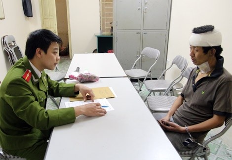 Dũng bị xét hỏi tại cơ quan điều tra. Ảnh: Công an nhân dân.