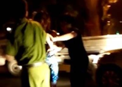 Xuân hành hung, lăng mạ cảnh sát giữa đường. Ảnh: Cắt từ clip.