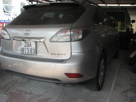 Tam giu xe sang Lexus RX350 nghi nhap lau hinh anh