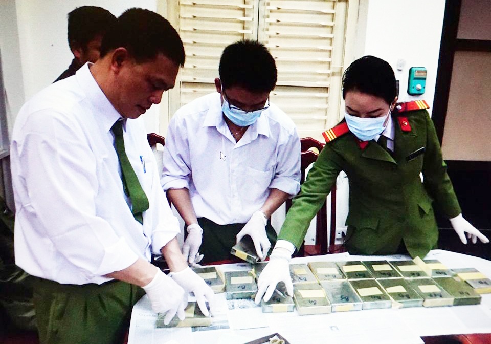 19 bánh heroin được cảnh sát thu giữ. Ảnh: Cơ quan công an cung cấp.