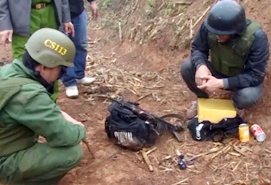 Cảnh sát thu thu giữ tang vật băng tội phạm bỏ lại hiện trường.