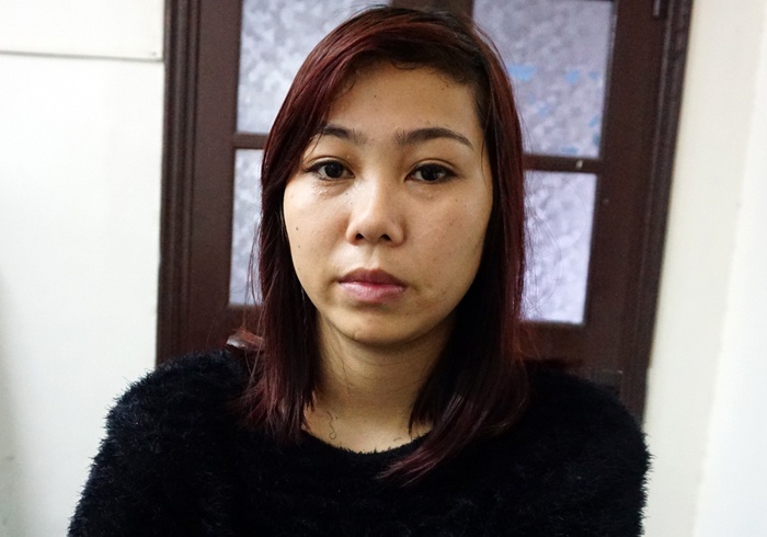 Doa rach mat nu tiep vien karaoke vi nghi viec hinh anh