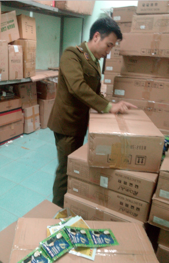 Lực lượng chức năng kiểm tra các cơ sở bày bán dầu gội đầu giả mạo. Ảnh