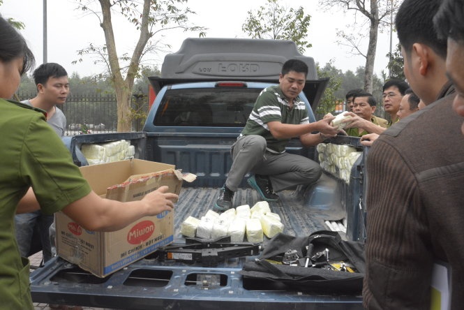 DĐiện thoại được nhét trong thành xe. Ảnh: Tuổi trẻ.