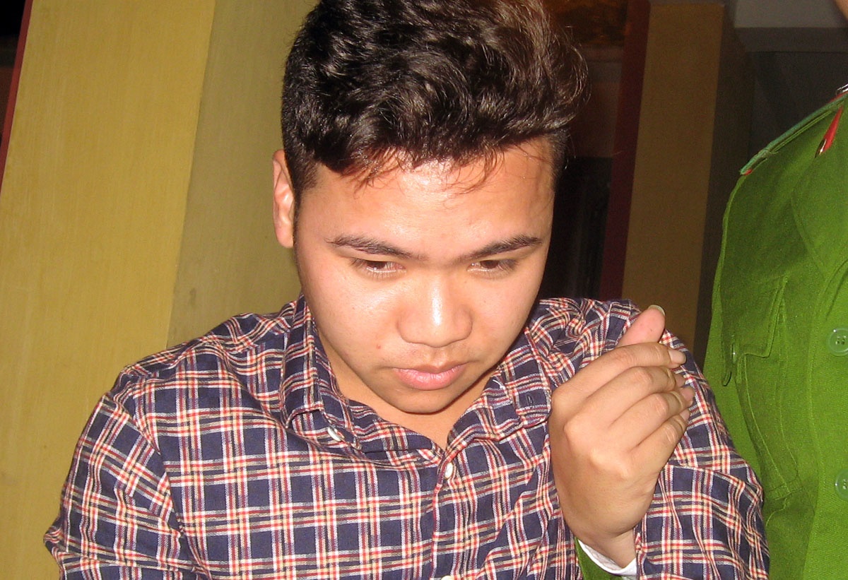 Cường cùng 3 đứa em giang hồ rủ nhau trèo tường từ nhà dân bên cạnh, lẻn vào sân sau nhà ông Lê Văn Chiến (SN 1950). Sau một hồi tăm tia, chúng phát hiện ngôi nhà khang trang này có khá nhiều người ở, việc gây án tay không có thể thất bại, gặp nguy hiểm. 