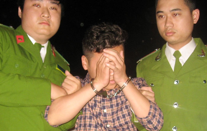 Bo tu bit mat gay an o lang Viet kieu chau Au hinh anh