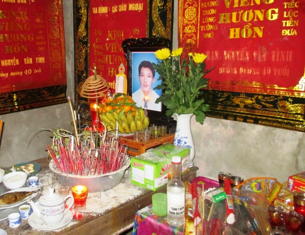 Khoi to 3 cong an xa bat giu nguoi trai phap luat hinh anh