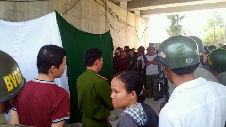 Hàng trăm người dân tập trung theo dõi vụ việc.