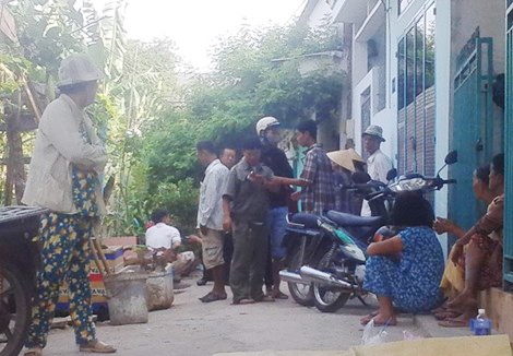 Cai nhau voi vo roi chet trong phong kin hinh anh