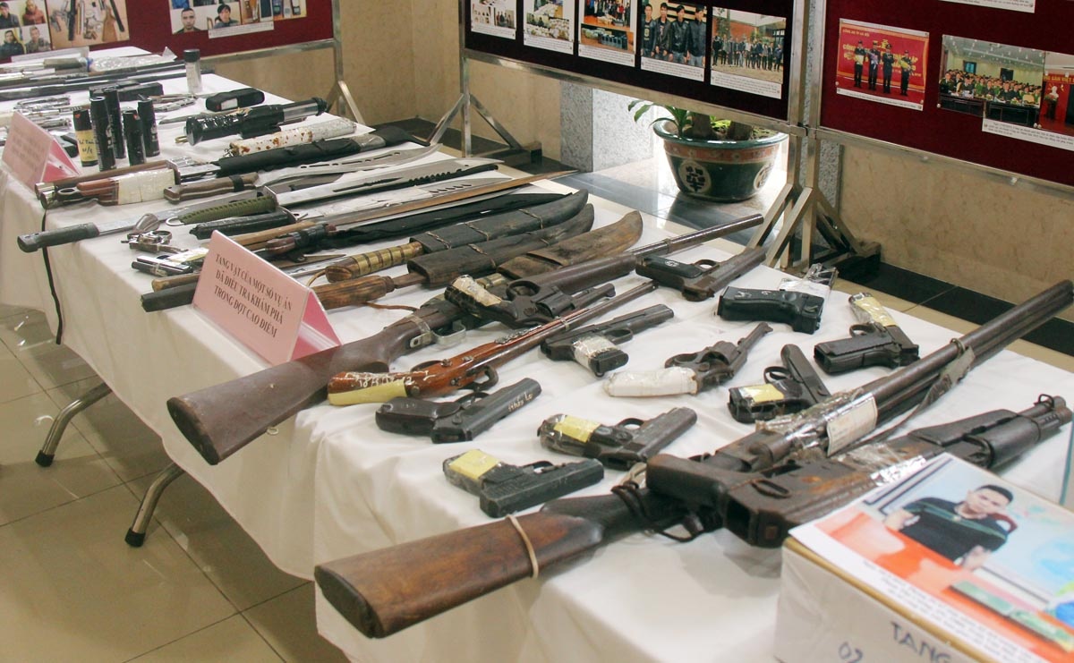 Theo đánh giá của đại tá Nguyễn Duy Ngọc - Phó giám đốc Công an Hà Nội, các lực lượng đã đánh trúng, đánh đúng nhiều băng ổ nhóm trọng điểm, qua đó kiềm chế tội phạm, kéo giảm trọng án. Các vụ tội phạm tàng trữ, sử dụng vũ khí quân dụng khi gây án giảm hơn so với cùng kỳ năm 2014.