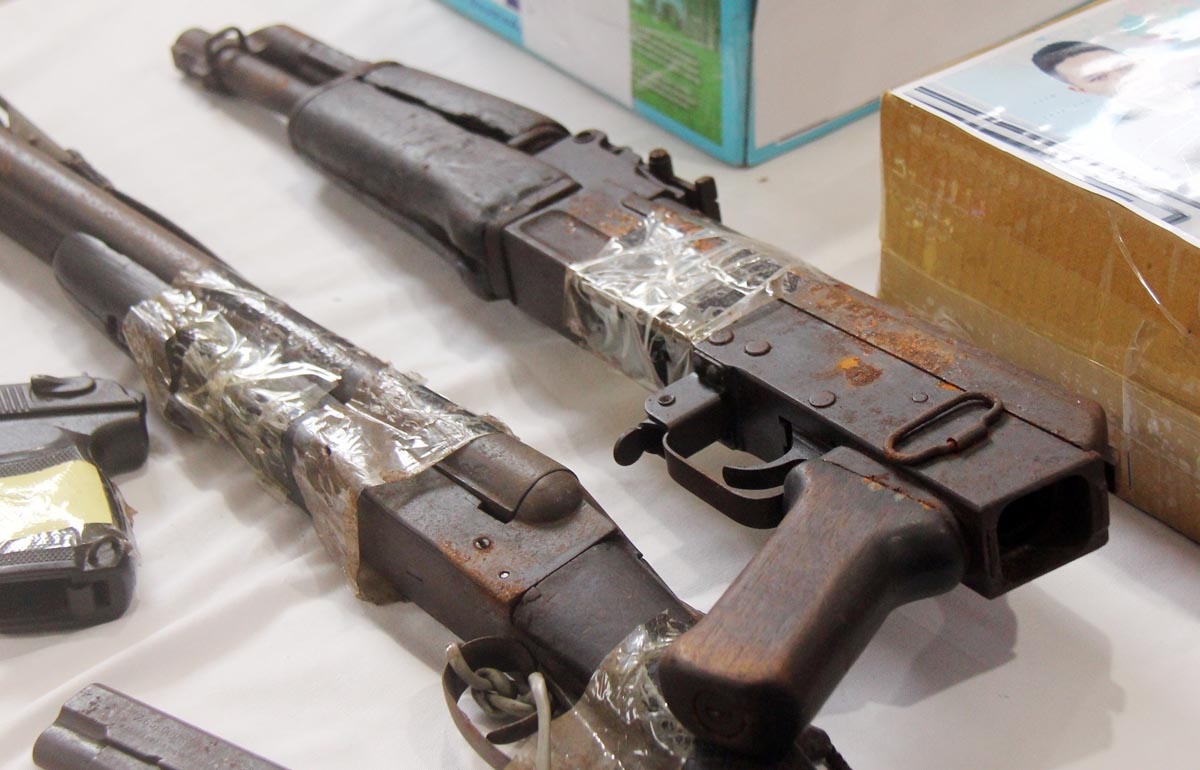 Bên lề hội nghị, Công an Hà Nội cho trưng bày nhiều tang vật được cảnh sát thu giữ trong quá trình khám phá án. Số vũ khí từng trong tay tội phạm có súng AK, súng ngắn quân dụng, súng tự chế.