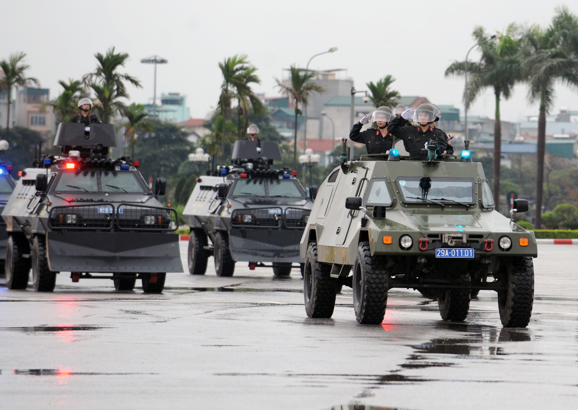 Xe thiet giap, boc thep chong dan tren quang truong My Dinh hinh anh