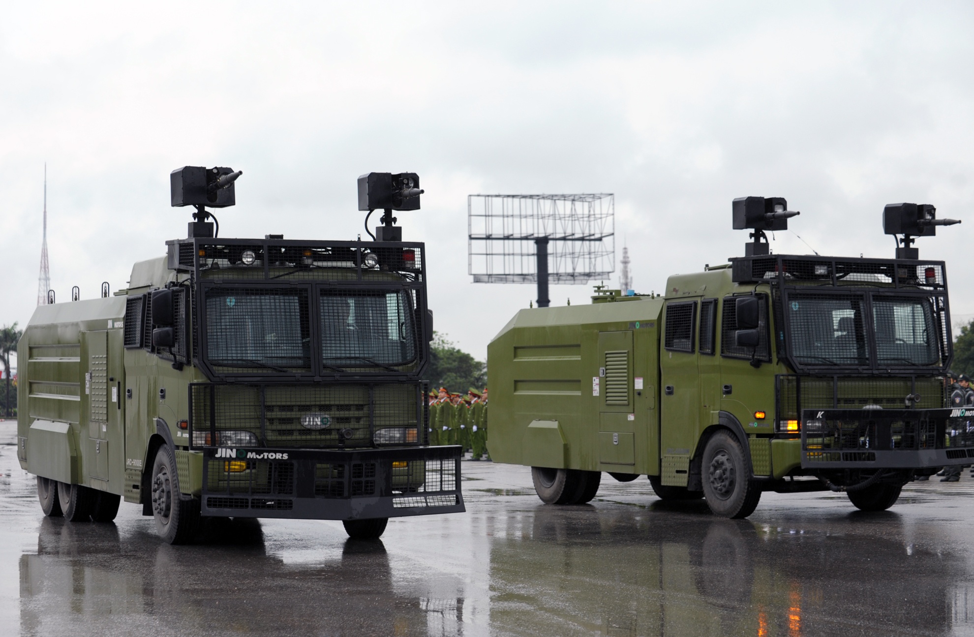 8.	Xe phun nước chống bạo loạn, biểu tình, gây rối, chứa 0,9m3 nước. Xe trang bị bơm cao áp, phun nước làm mất sức kháng cự người chống đối, chia cắt, giải tán đấm động bạo loạn trong thời gian ngắn.