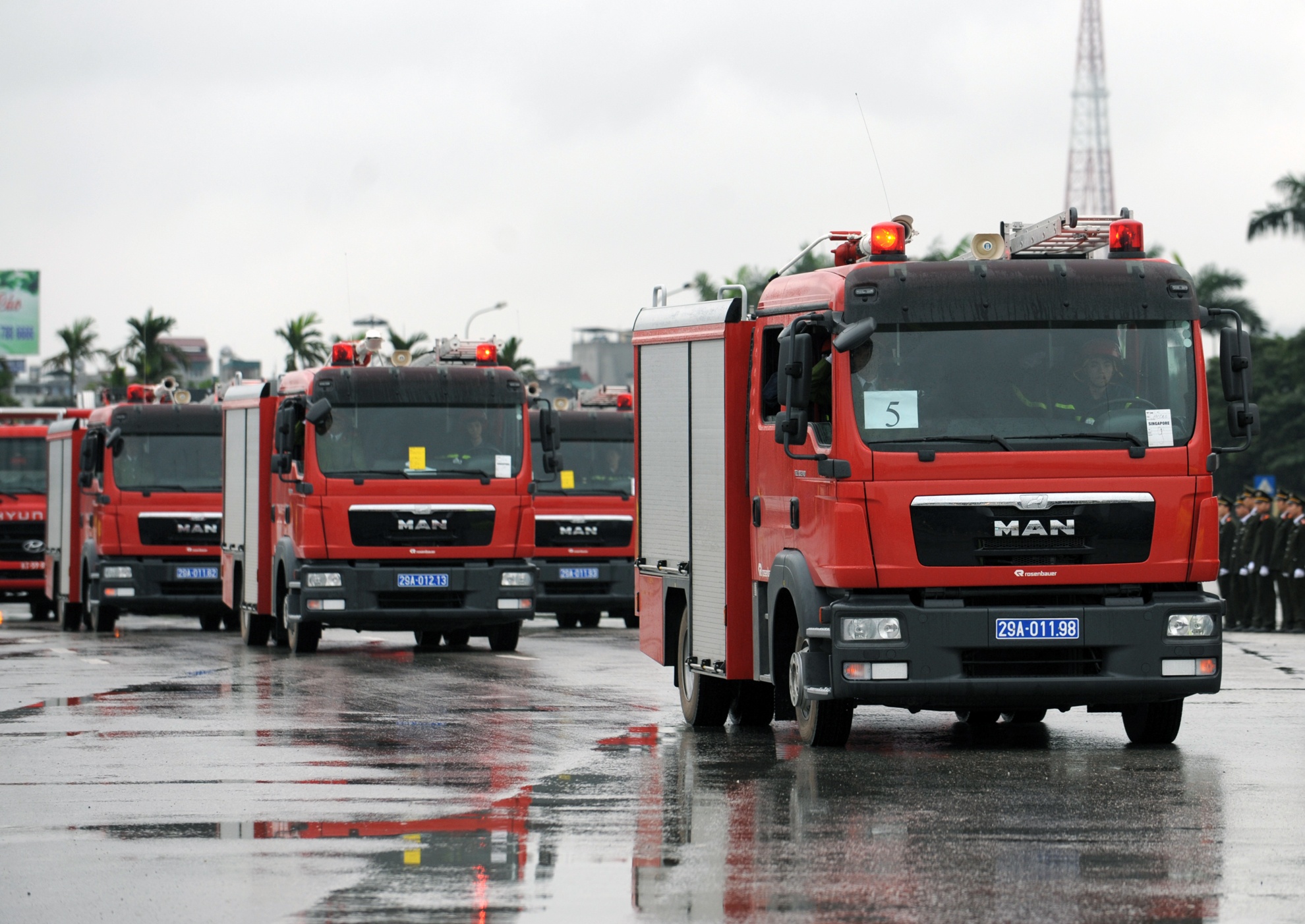 9.	Mỗi xe PCCC chứa từ 4.000-5000 lít nước, trang bị lăng giá phun bọt, giúp phun cột nước cao từ 25-30 m. Hai xe thang chữa cháy cao từ 32 - 52 m.