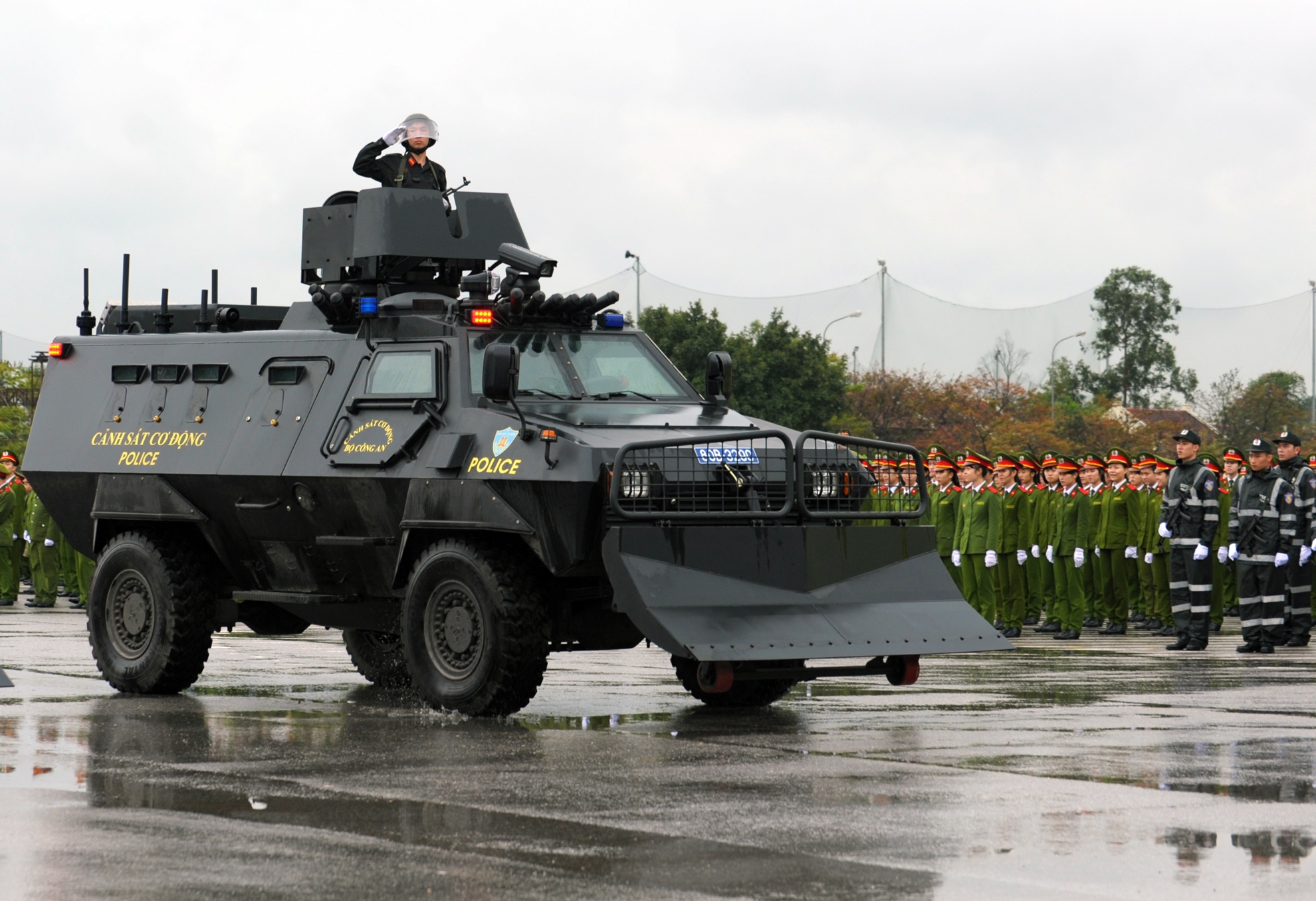 Xe có thân và kính chống đạn, cấu chúc xe hinh chở V, chống mìn, chở được 10 cán bộ, đạt vận tốc  tối đa trên đường bằng phẳng 100km/h, trên đường hiểm trở 35km/5. 