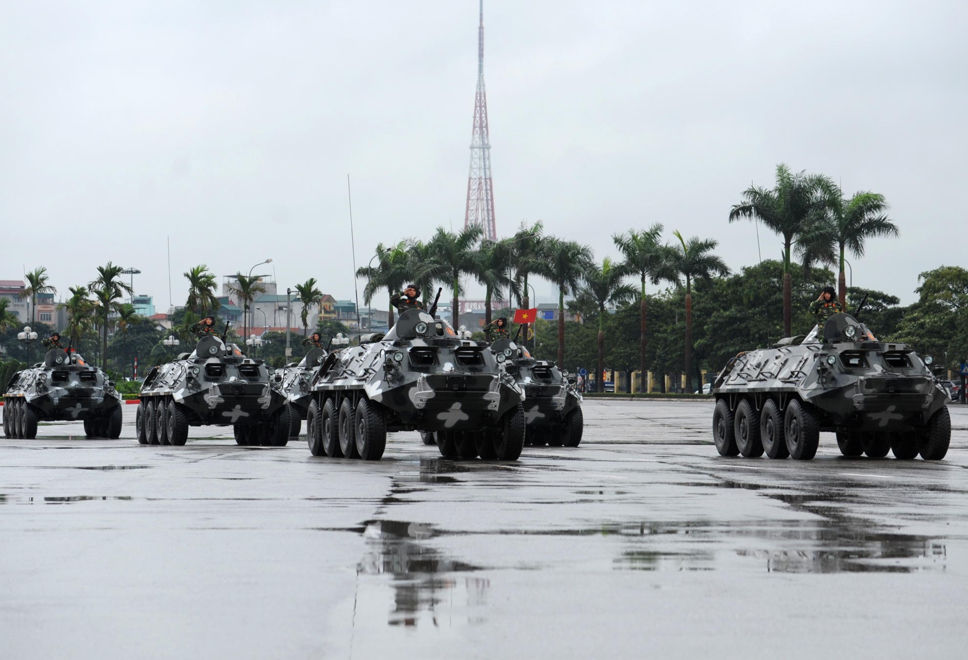 2.	Đội hình 6 xe thiết giáp bánh lốp của Bộ Tư lệnh thủ đô. Xe được trang bí vũ khí có hỏa lực mạnh, chở 9 cán bộ có nhiệm vụ phục vụ diễn tập, tham gia hiệp đồng quân binh chủng, trực sẵn sàng chiến đấu, bảo vệ tổ quốc,  phòng chống bạo loạn.  