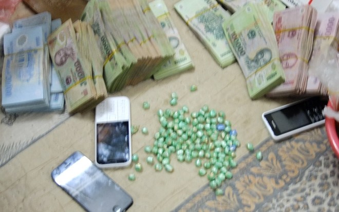 Ma túy và tiền cảnh sát thu giữ trong 
