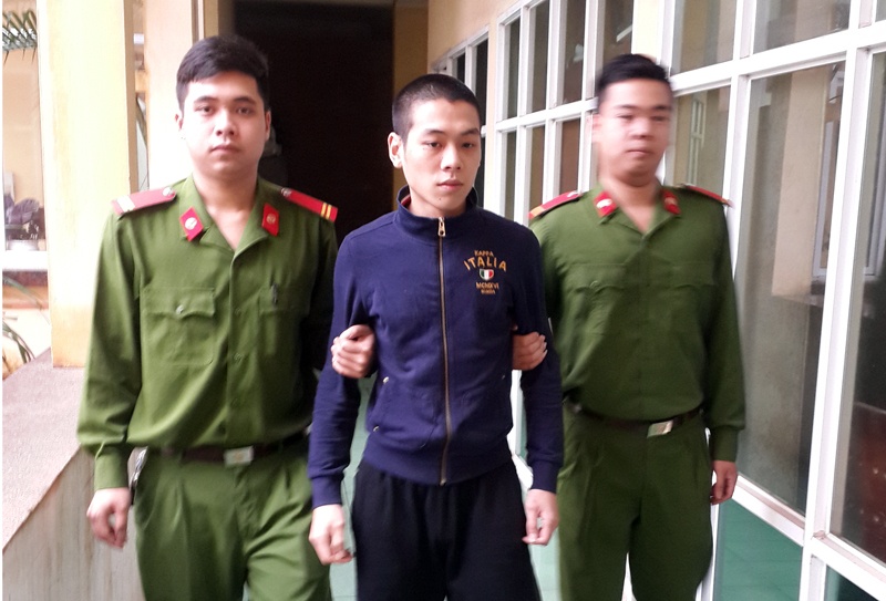 Du gai mot con den nha nghi roi cuong buc hinh anh