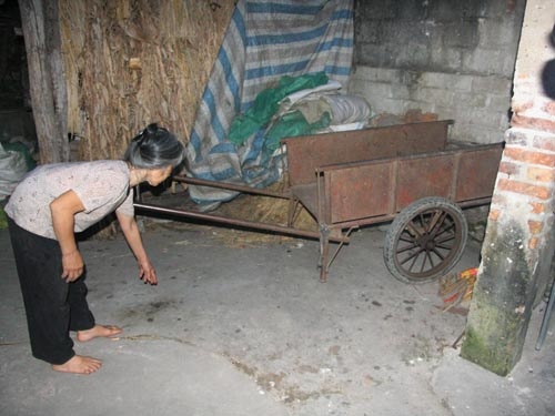 Mẹ anh Nguyễn Văn Chung, chỉ vị trí chiếc xe máy phát nổ. Ảnh: Người lao động.