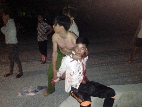 Cảnh sát ngăn chặn Cường định tự tử. Ảnh: Công an nhân dân.