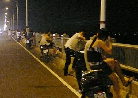 Di hong mat giua dem, thieu nu bi ke buon ma tuy lua lay xe hinh anh