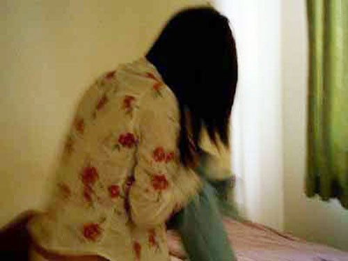 Bo nha ‘di bui’, be gai bi 2 nam thanh nien lam nhuc hinh anh