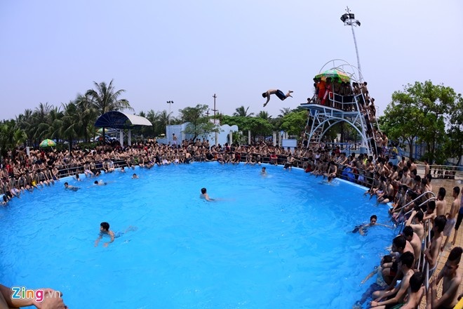 Công an sở tại khẳng định không có chuyện 100 công an bảo vệ công viên nước. Ảnh: Anh Tuấn.