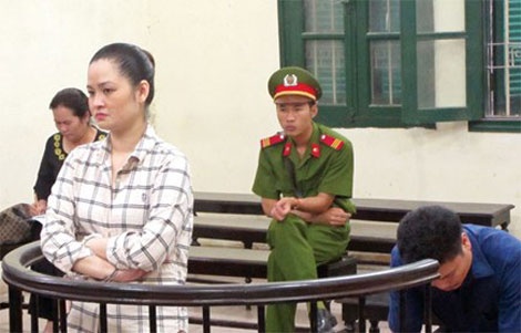 Siêu lừa Nguyễn Nha Trang trước vành móng ngựa.