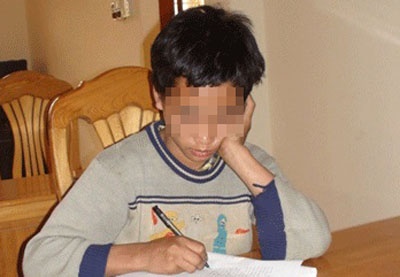 Be gai chan ngua gap hoa vi mac muu ke ta dam hinh anh