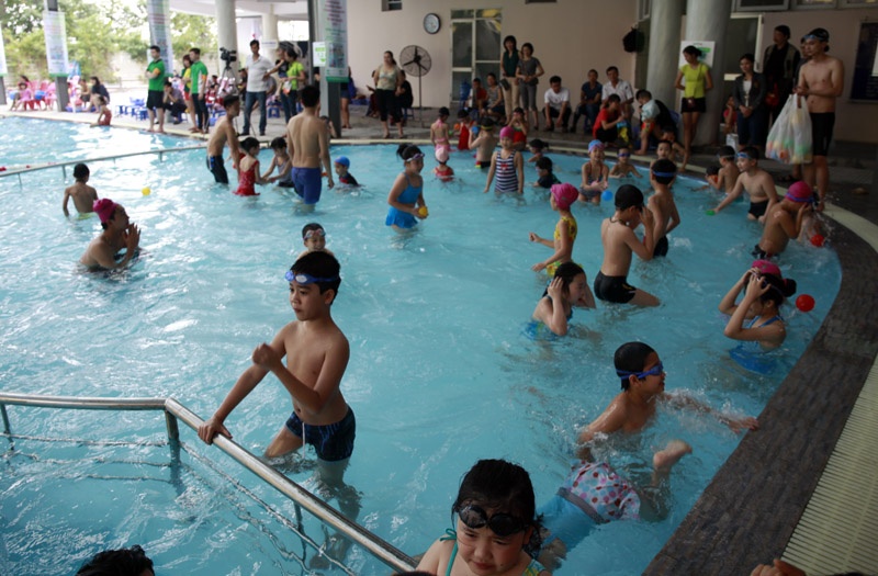Các bể bơi Hà Nội những ngày đầu mùa đã quá tải vì lượng người đến bơi rất đông