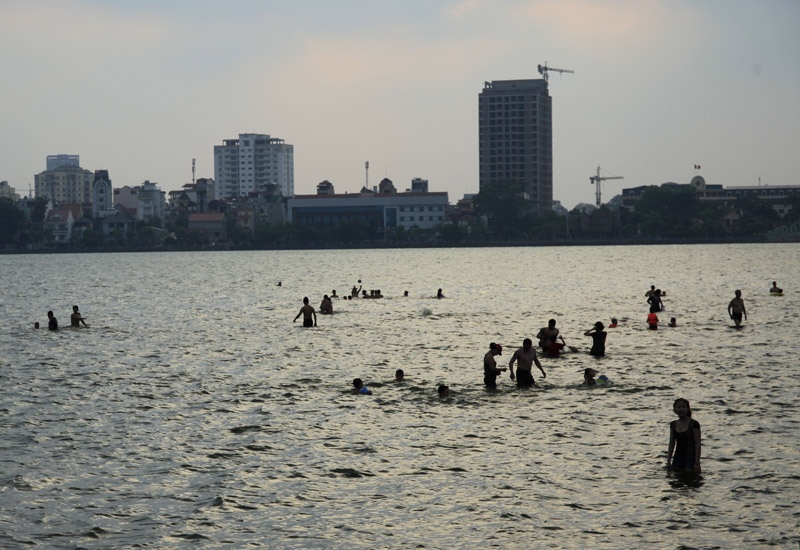 Hồ Tây lộng gió là nơi người dân hóng mát và bơi vào mỗi buổi chiều hè.