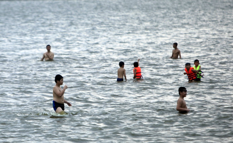 Một vài trẻ nhỏ có áo phao, còn lại là không có nên rất nguy hiểm vì địa hình chỗ bơi lội không bằng phẳng, chỗ nông, chỗ sâu.