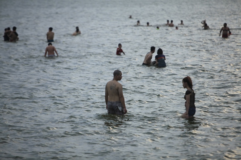 Không chỉ có nam giới, nhiều chị em cũng ra Hồ Tây bơi, lội.