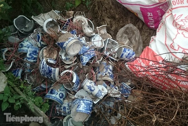 Những bát hương được người dân thu dọn vào một chỗ phía sau nhà tang lễ.