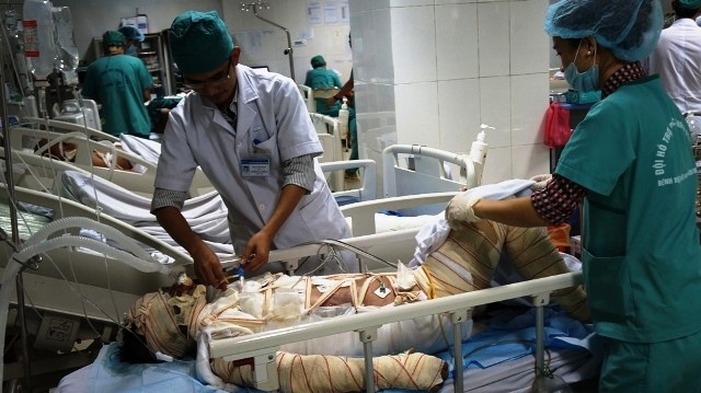 Nguoi me lao vao bien lua cuu con da tu vong hinh anh