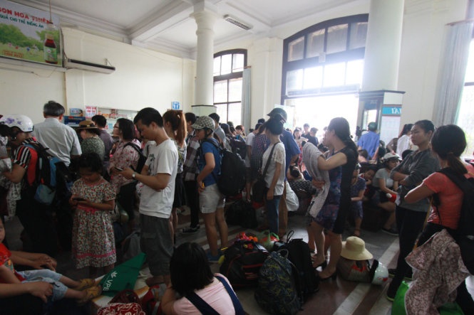 Người dân cùng với hành lý lỉnh kỉnh bên trong nhà chờ của ga Hải Phòng.