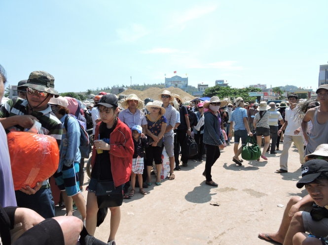 Khách du lịch xếp hàng chờ rời đảo Lý Sơn sau dịp nghỉ lễ.