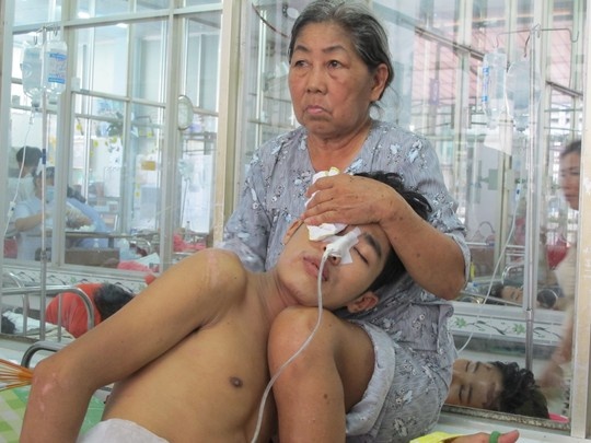 Hang tram nguoi bi da thuong nhap vien trong dip le hinh anh