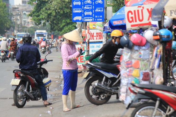 Bai giu xe 'chat chem' ngay le hinh anh