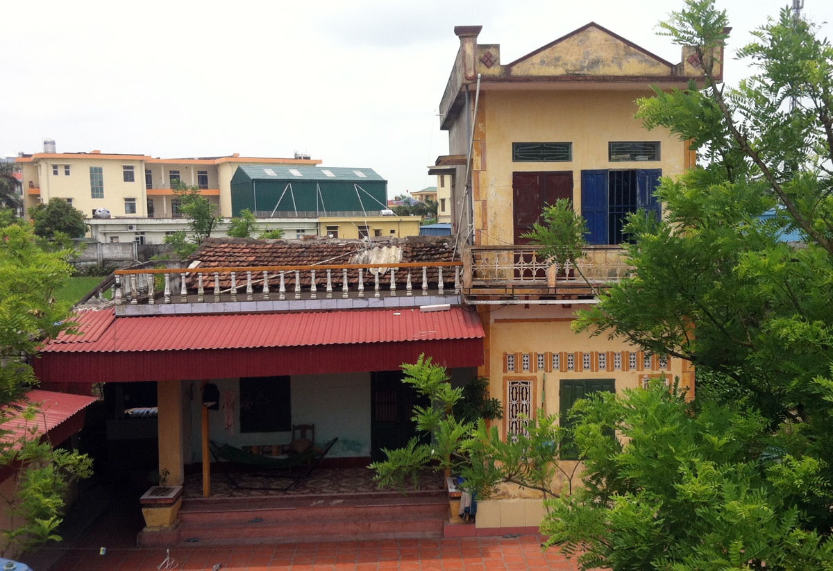 Bị 3 mẹ con bà Huệ phát hiện, nghi phạm dùng dao chém người phụ nữ 56 tuổi 2 nhát vào má trái và ngực. Hoa thấy vậy lao tới quỳ gối van xin, bị hắn đạp ngã. Tên này lao đến chém chị gái thứ 2 của Hoa.