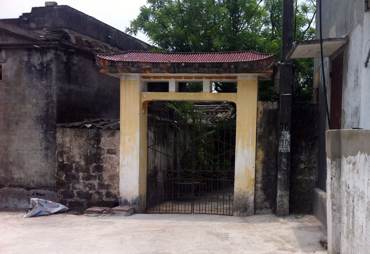 Khoảng 21h ngày 3/5, nghi phạm được cho là 25 tuổi, quê Thanh Hóa trèo tường lọt vào sân nhà bà Huệ (56 tuổi, ở khu Văn Khôi, thị trấn Thanh Nê, huyện Kiến Xương, tỉnh Thái Bình). Theo người dân địa phương, thanh niên này có tình cảm với cô con gái út của bà Huệ. Thiếu nữ tên Hoa, 22 tuổi.