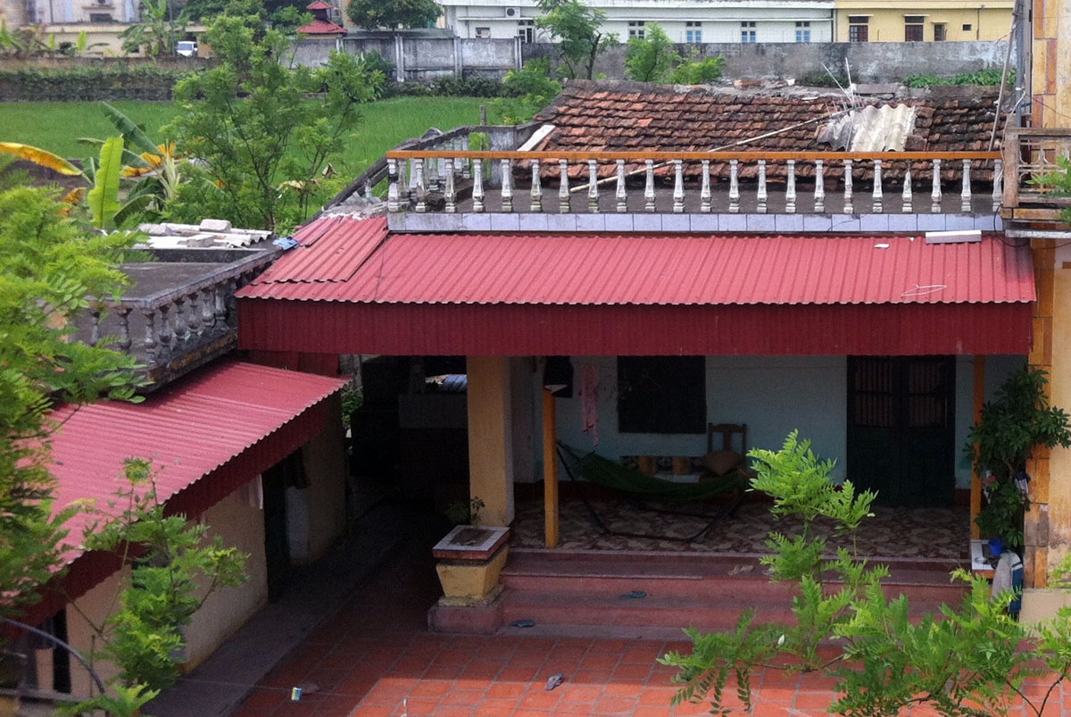 Ba ngày sau khi vụ án xảy ra, do hung thủ chưa bị bắt nên gia đình bà Huệ không dám về nhà ở.