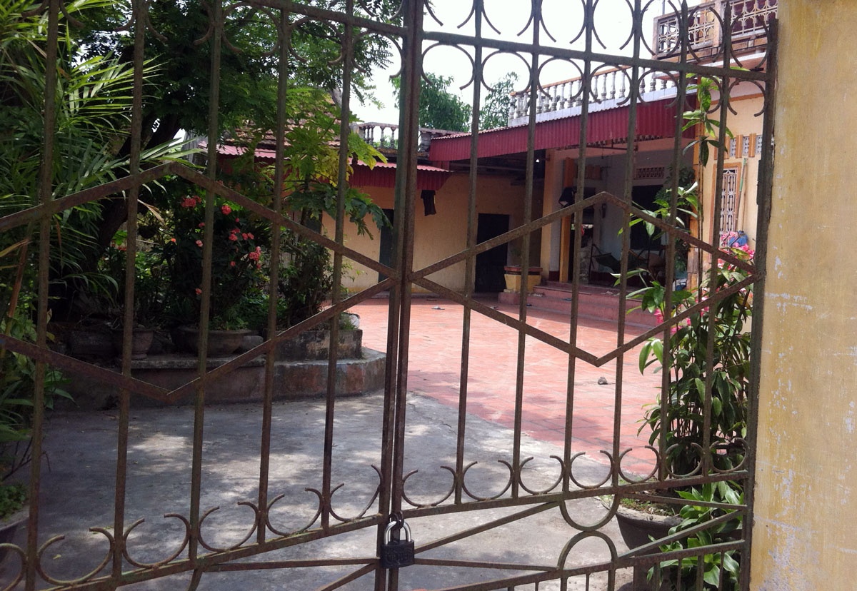 Bị 3 mẹ con bà Huệ phát hiện, nghi phạm dùng dao chém người phụ nữ 56 tuổi 2 nhát vào má trái và ngực. Hoa thấy vậy lao tới quỳ gối van xin, bị hắn đạp ngã. Tên này lao đến chém chị gái thứ 2 của Hoa.