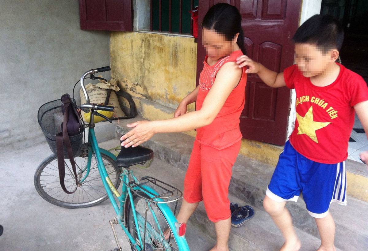 Chị Thơm (cạnh nhà bà Huệ) kể, nghe tiếng kêu cứu của hàng xóm đã chạy sang xem. Lúc này, nhiều người trong gia đình bà Huệ bị thương, hiện trường loang vết máu từ nhà ra sân. “Tôi về nhà lấy xe đạp đèo bà Huệ ra bệnh viện huyện băng bó vết thương. Vết chém làm máu chảy nhiều, rơi ra xe và đến giờ vẫn chưa hết dù đã rửa”.   Mẹ con chị Loan và bà Huệ sau đó được chuyển lên bệnh viện tuyến trên điều trị. Tại hiện trường, cảnh sát thu được một cuộn dây và băng dính được cho là do hung thủ mang đến. 